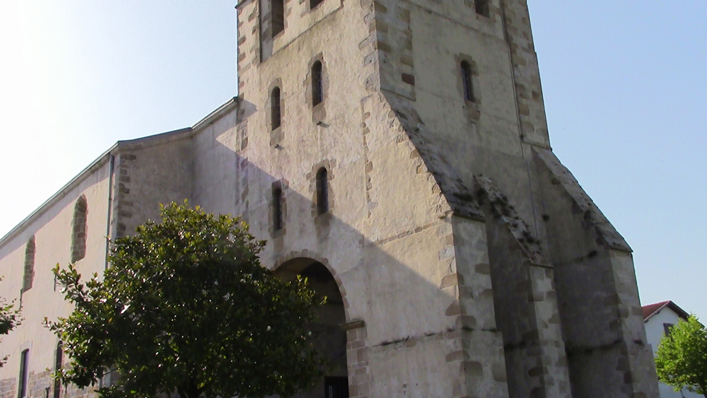 Vue extérieure de l'église bourg de Saint-Pée-sur-Nivelle
