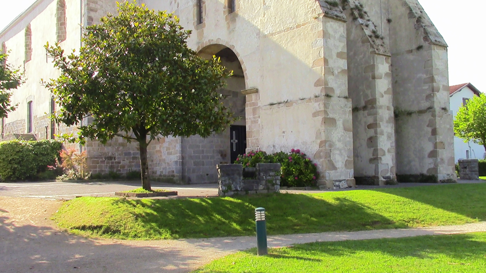 Vue extérieure de l'église bourg de Saint-Pée-sur-Nivelle