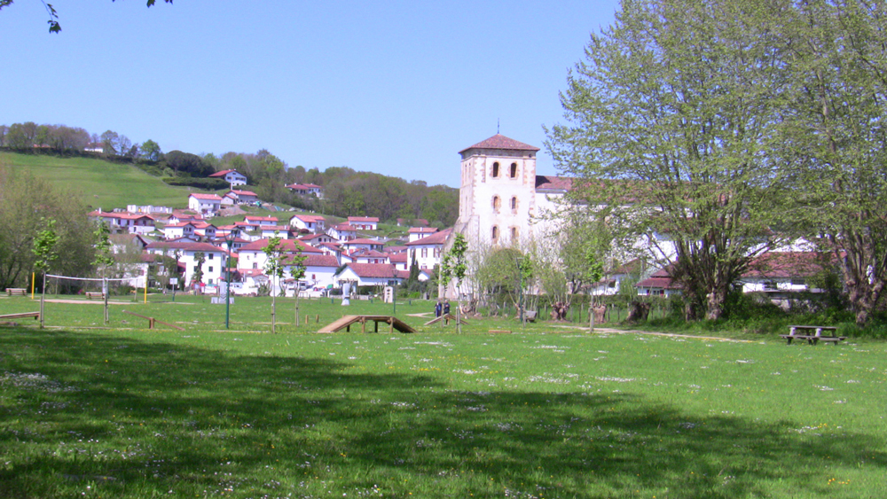 Vue du parc des berges devant l'église de Saint-Pée-sur-Nivelle
