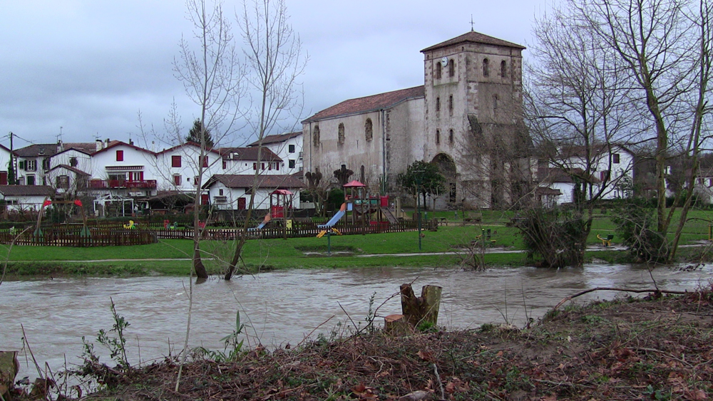 Vue du parc des berges devant l'église de Saint-Pée-sur-Nivelle